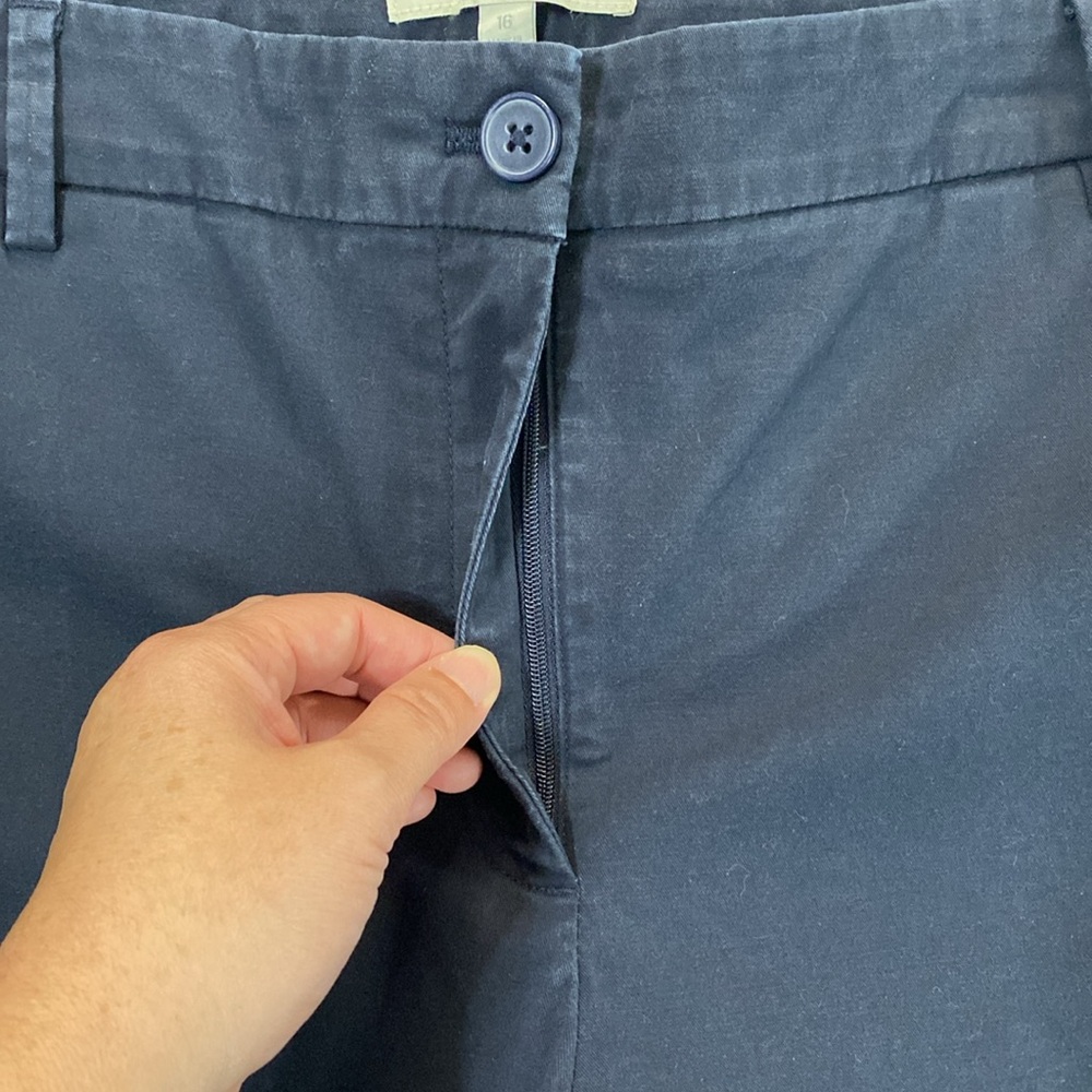 Talbots Capri "Skimmers" Navy Blue Button Details Preppy Classic Size 16‎ - Picture 9 of 11